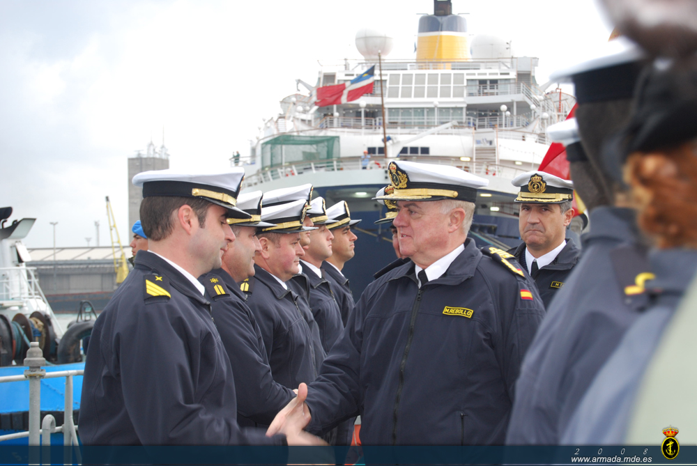 El Ajema saluda a personal de la dotación del buque
